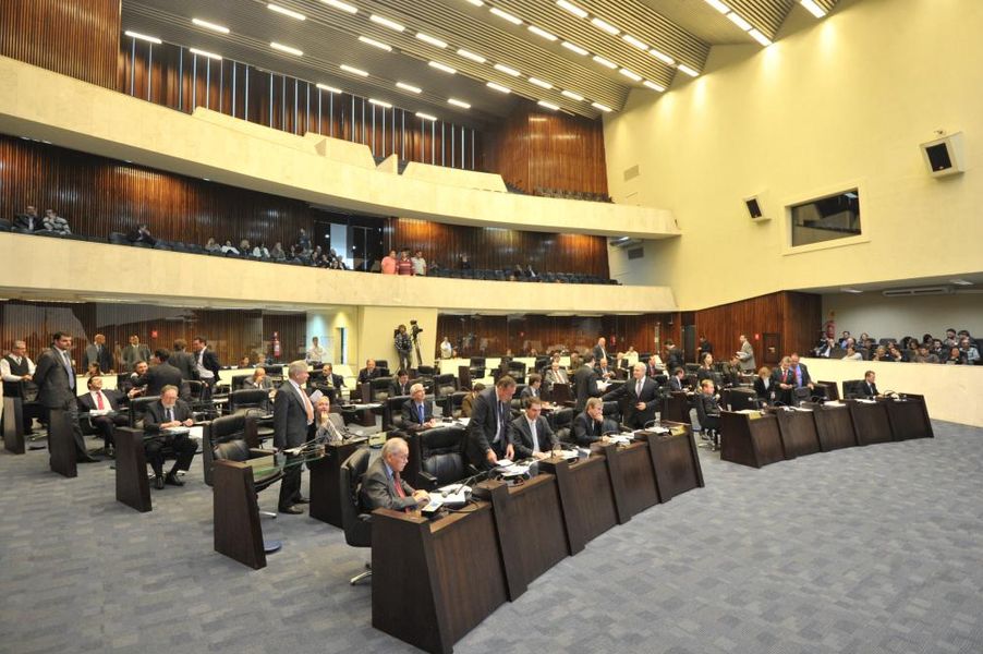 Parlamentares reunidos na sessão plenária desta quarta-feira (25).