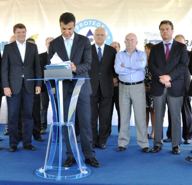 Plauto acompanha Richa no lançamento da pedra fundamental de expansão da Tetra Pak