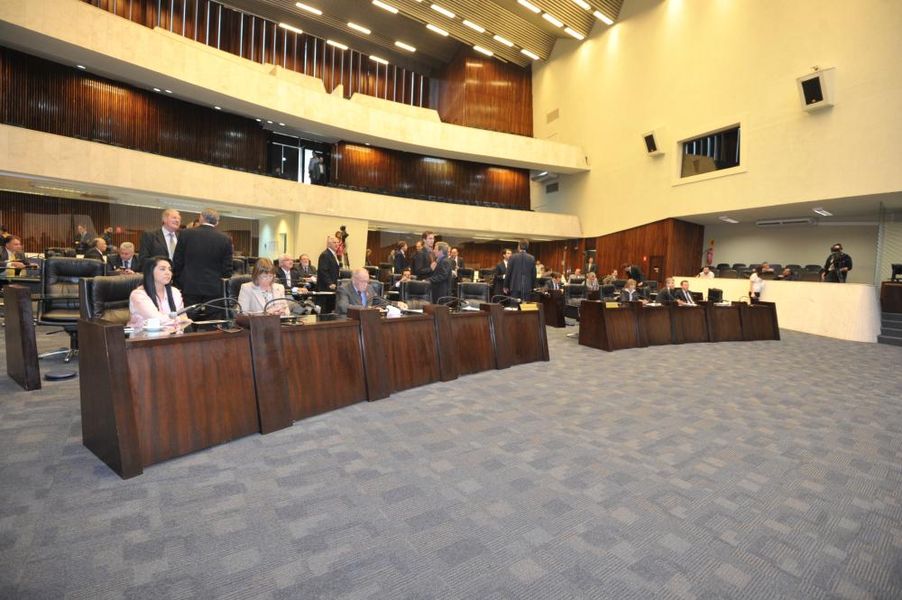 Parlamentares reunidos na sessão plenária desta quarta-feira (08).