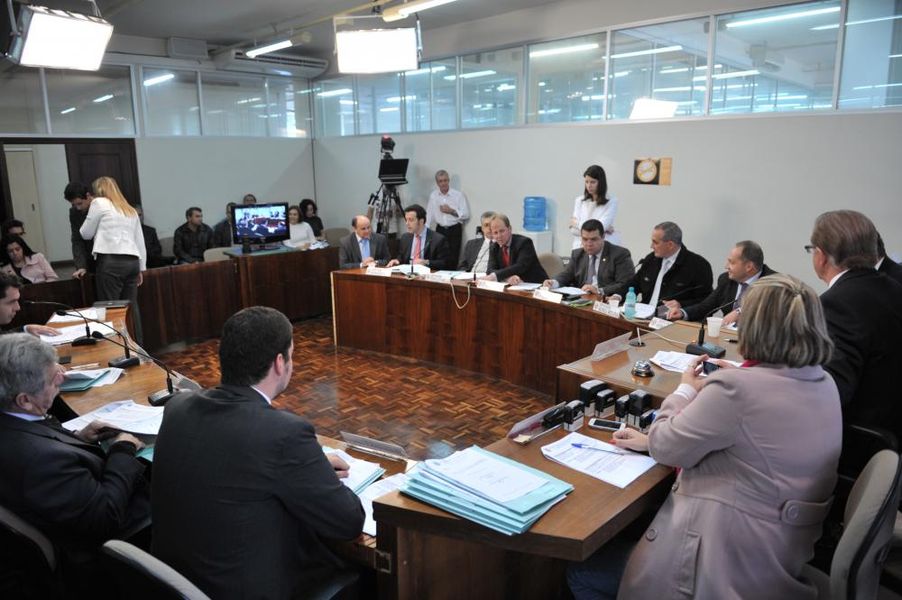 Parlamentares reunidos na CCJ desta terça-feira (18).