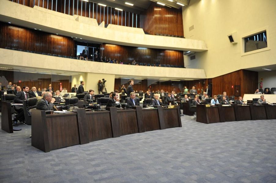Parlamentares reunidos na sessão plenária 18