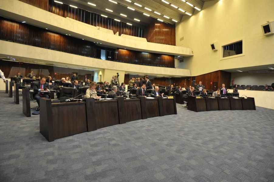 Parlamentares reunidos na sessão plenária desta quarta-feira (13).