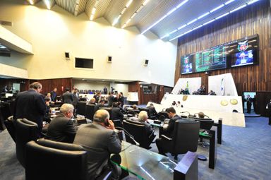 Deputados aprovam 20 projetos na sessão plenária desta segunda-feira (28)