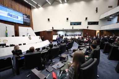 Inscritos no Parlamento Universitário participam de treinamento