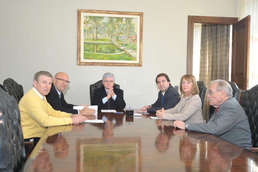 Da esquerda para a direita, deputados Elio Rusch (DEM), Luiz Cláudio Romanelli (PMDB), Rossoni (PSDB), Wilson Quinteiro (PSB), deputada Rose Litro (PS