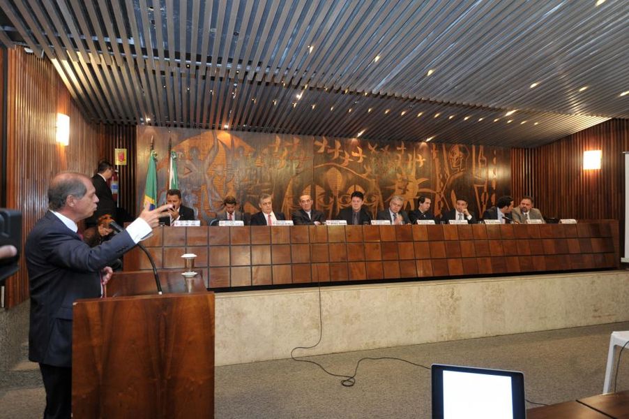 Ex-secretário Heinz Herwig na tribuna durante a CPI do Pedágio.