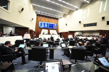 Fim do pagamento de aposentadorias para governadores e congelamento do salário do governador marcaram o primeiro semestre na Alep