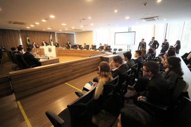 CCJ do Parlamento Universitário elege presidente e vice-presidente e dá início à análise dos projetos
