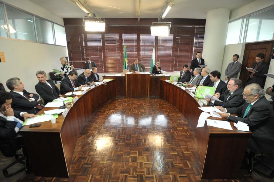 Parlamentares reunidos na CCJ nesta terça-feira (29).