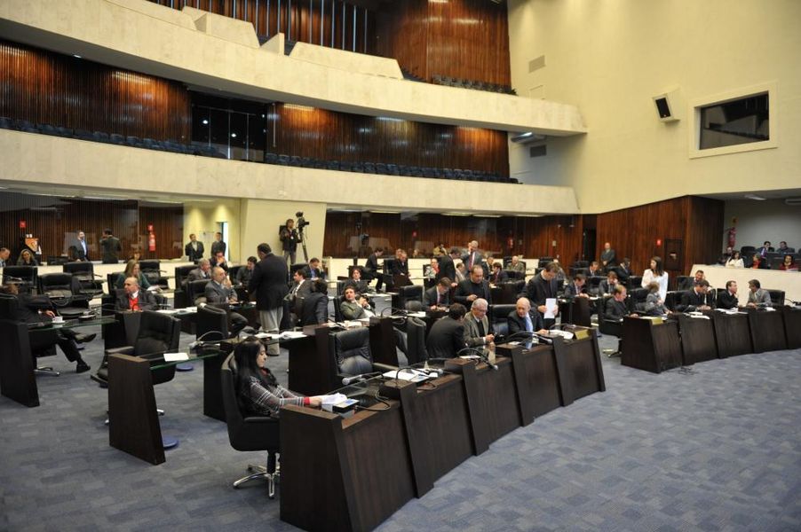 Visão geral do plenário durante a sessão desta segunda-feira (19).