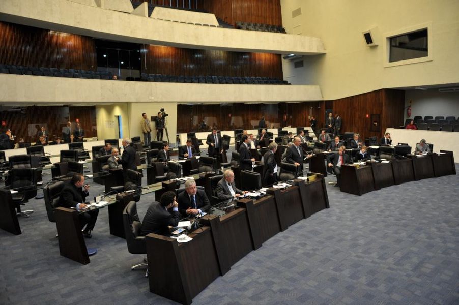 Parlamentares reunidos na sessão plenária desta quarta-feira (18).