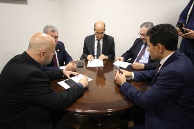 Avança PL que proíbe a exposição de doces, balas e salgadinhos nas gôndolas próximas aos caixas de pagamento nos mercados do Paraná