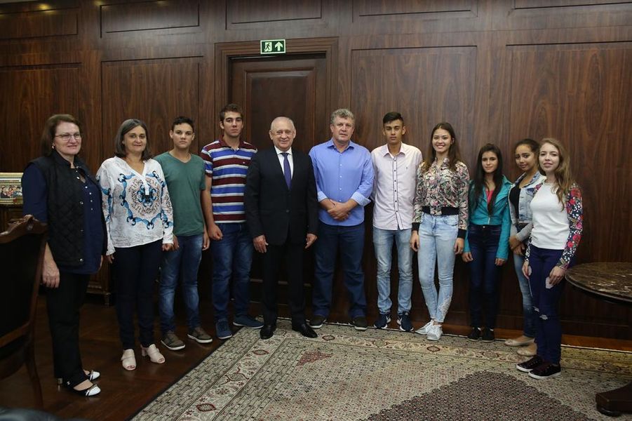 Presidente com alunos