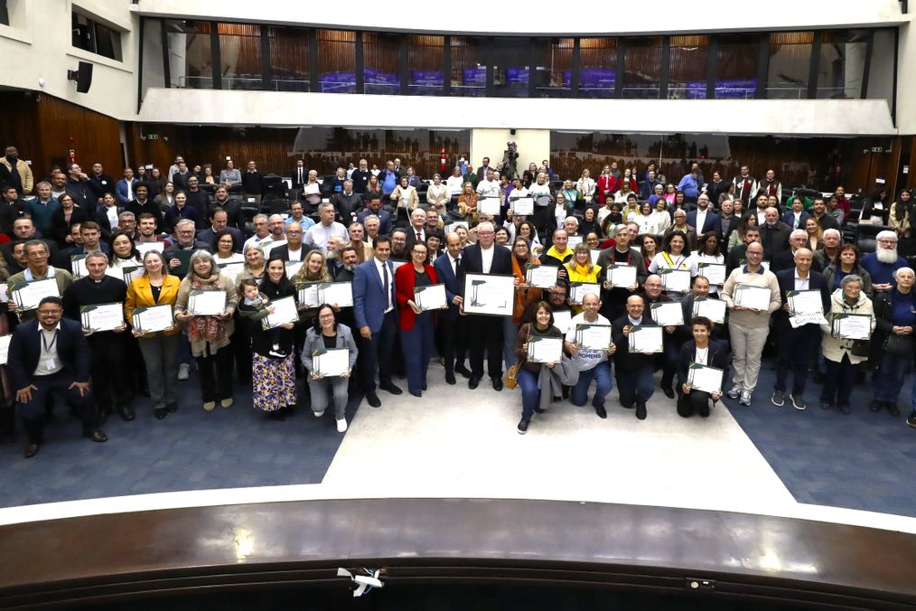 Igreja Católica e lideranças religiosas do Paraná são homenageados na Assembleia Legislativa