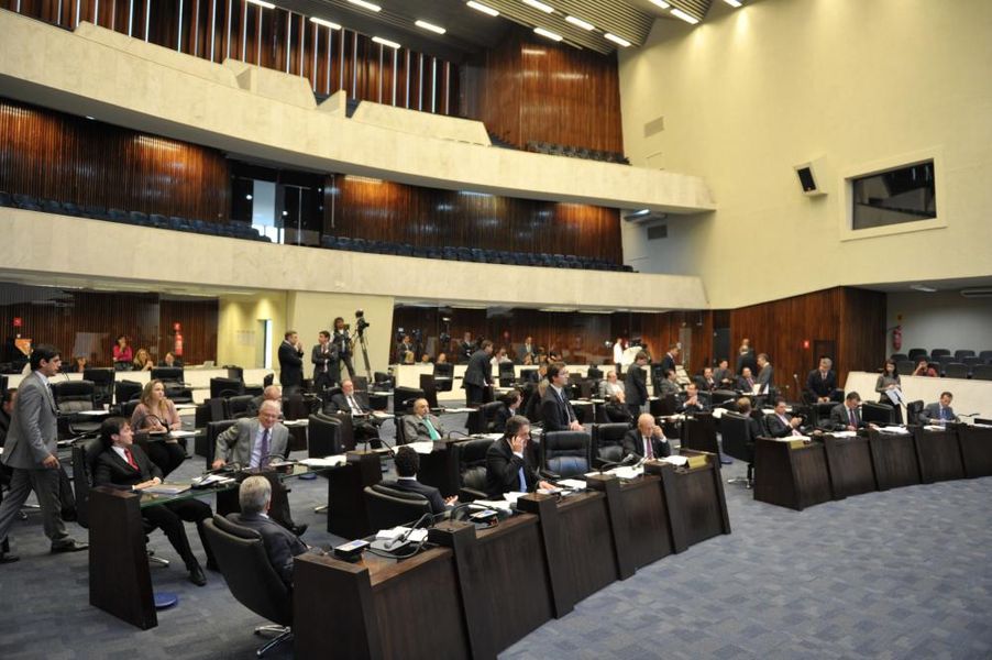 Visão geral do plenário durante a sessão desta segunda-feira (23).