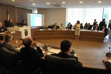 Deputados debatem situação do HU de Londrina e sugerem mais autonomia para reposição de servidores
