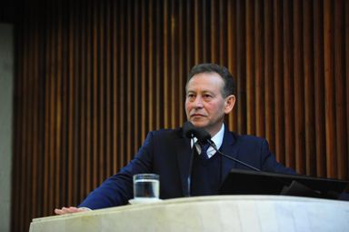 Líder do PT diz que bancada vai atuar dialogando com as bases do partido