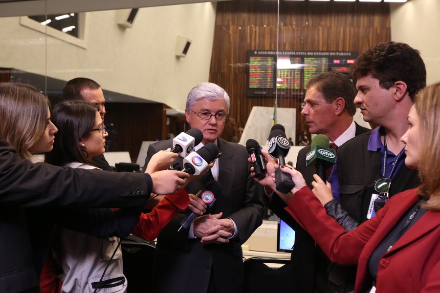 Deputado Valdir Rossoni (PSDB) concede entrevista coletiva