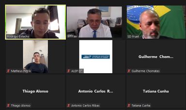 Projeto que permite acolhimento de crianças órfãs por padrinhos avança na Comissão da Juventude
