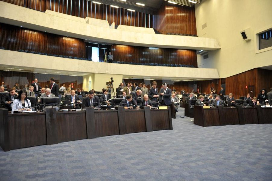 Visão geral do plenário durante a sessão desta segunda-feira (28).