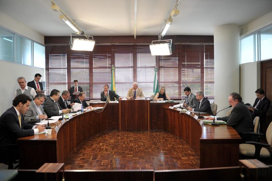 Parlamentares se reúnem em sessão extraordinária da CCJ. 