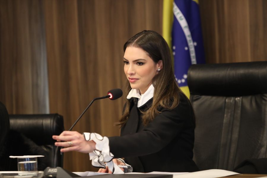 mavic adultização