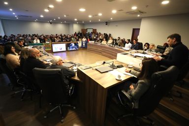 Projeto de lei que fomenta hortas urbanas no Paraná é debatido por mais de 20 especialistas em audiência pública