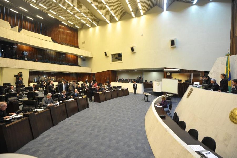 Parlamentares reunidos na sessão plenária desta quarta-feira (09).