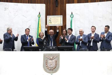 Assembleia Legislativa entrega título de Cidadão Honorário do Paraná a Antonio Gilberto Deggerone, destaque no comércio e no associativismo