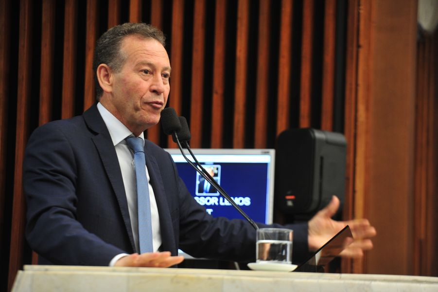 Deputados da Base e da Oposição comemoram não fechamento de escolas