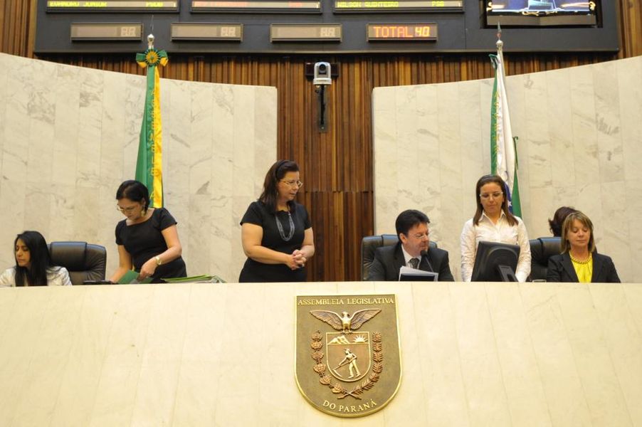 Mesa diretora da sessão plenária desta quarta-feira (12). 