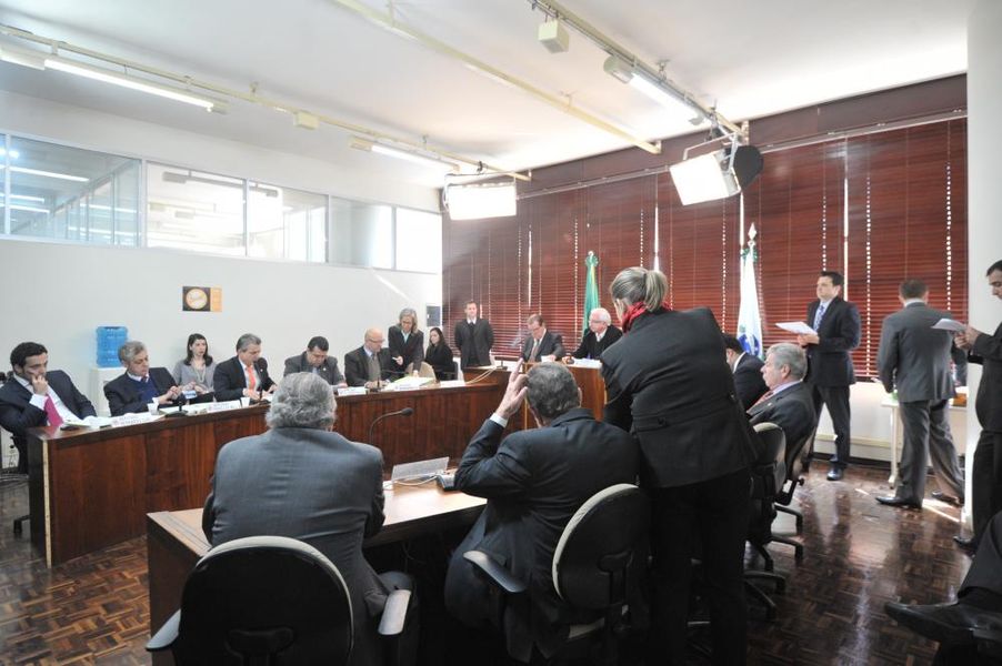 Parlamentares reunidos na CCJ desta terça-feira (15).