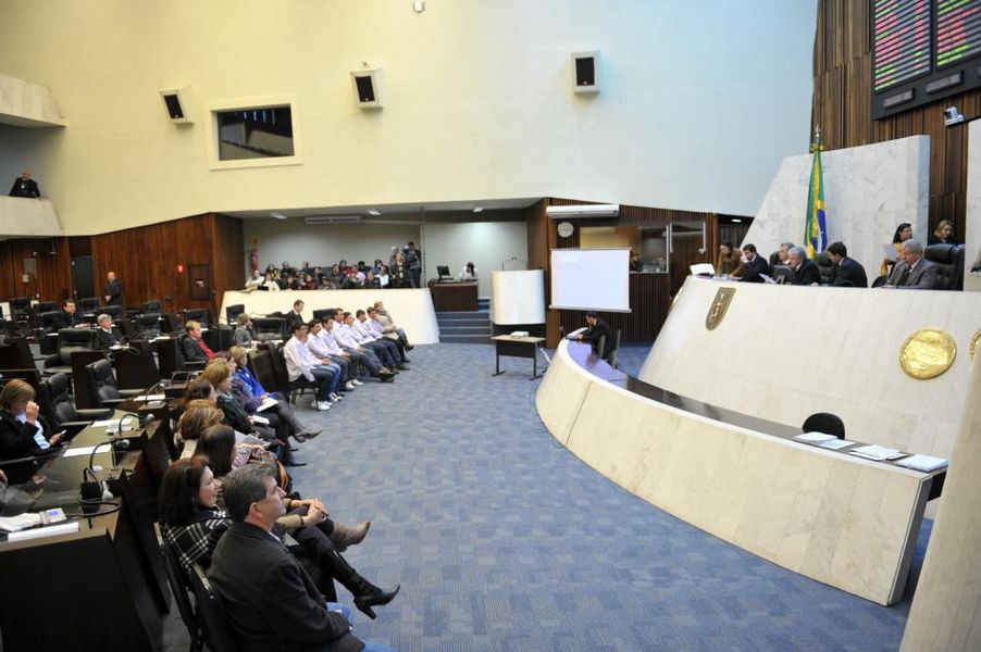 Parlamentares reunidos nesta quarta-feira (28). 