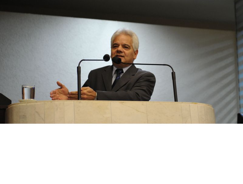 Alípio Leal, secretário de Estado da Ciência, Tecnologia e Ensino Superior, durante a sessão plenária desta segunda-feira (03).