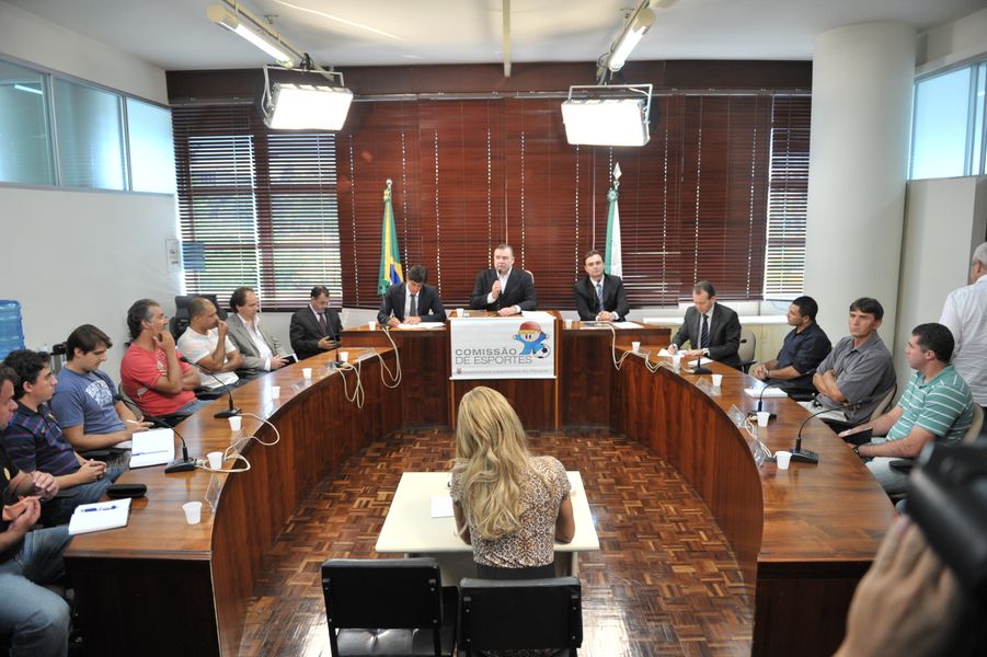 Comissão de Esportes reunida na Alep