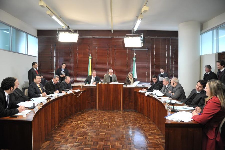 Parlamentares reunidos na CCJ desta terça-feira (02).