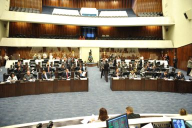 Deputados aprovam 16 projetos de lei e 12 indicações