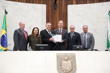 Sessão Solene celebra os 90 anos da Sociedade Paranaense de Pediatria