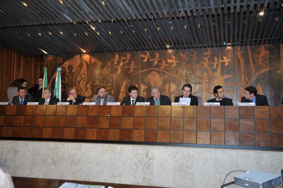 Parlamentares membros da CPI do Pedágio reunidos nesta terça-feira (13) no Plenarinho da Alep. 