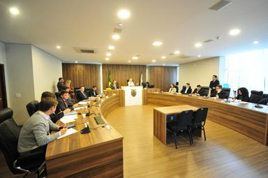 Parlamento Universitário analisa 31 projetos na primeira reunião deliberativa da CCJ