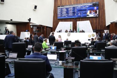Assembleia aprova programa para subsidiar alimentação de universitários do Paraná