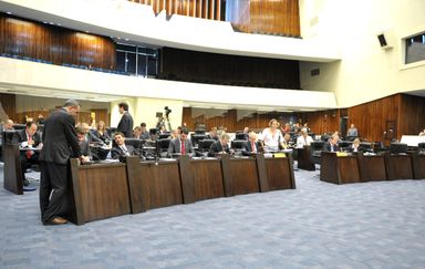 Deputados aprovam projeto que proíbe cobrança de taxa de material escolar de uso coletivo