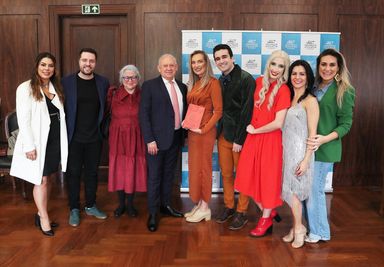 Elenco de espetáculo musical visita a Assembleia Legislativa