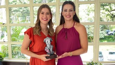 Deputada Mabel Canto (PSDB) entrega Prêmio Rosy de Macedo à pastora Tatiane Joslin