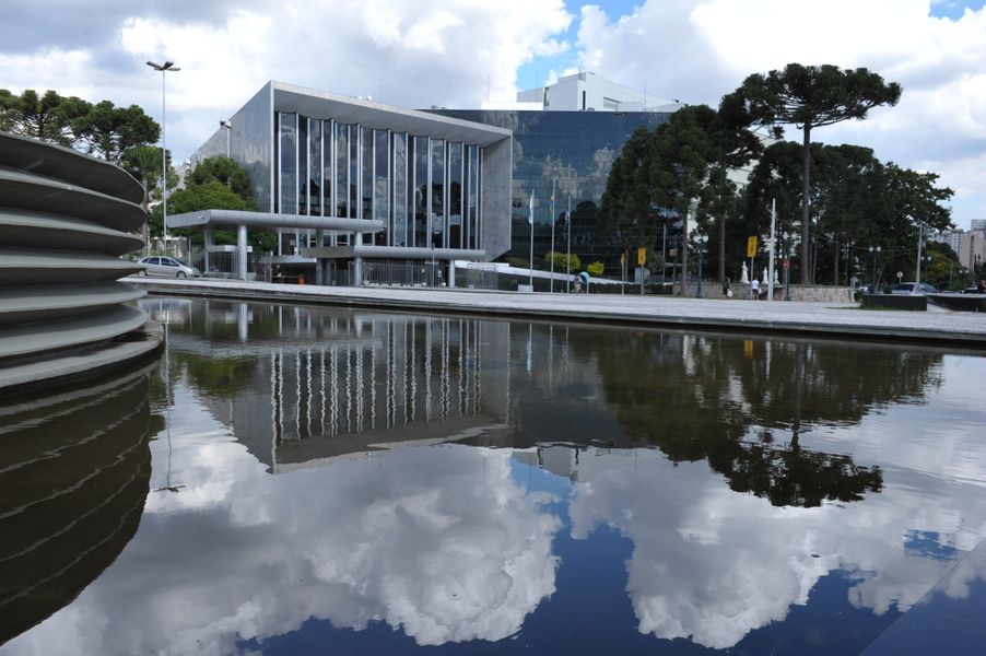 Fachada da Assembleia Legislativa do Paraná
