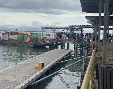 Moradores da Ilha do Mel protestam contra a instalação de catracas de controle de acesso