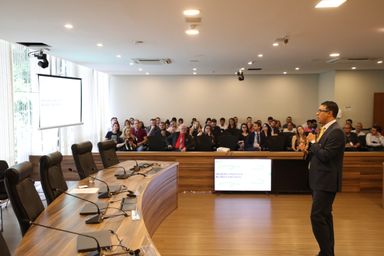 Palestra sobre Direito do Consumidor marca parceria entre Escolas da Assembleia e Defensoria Pública do Paraná