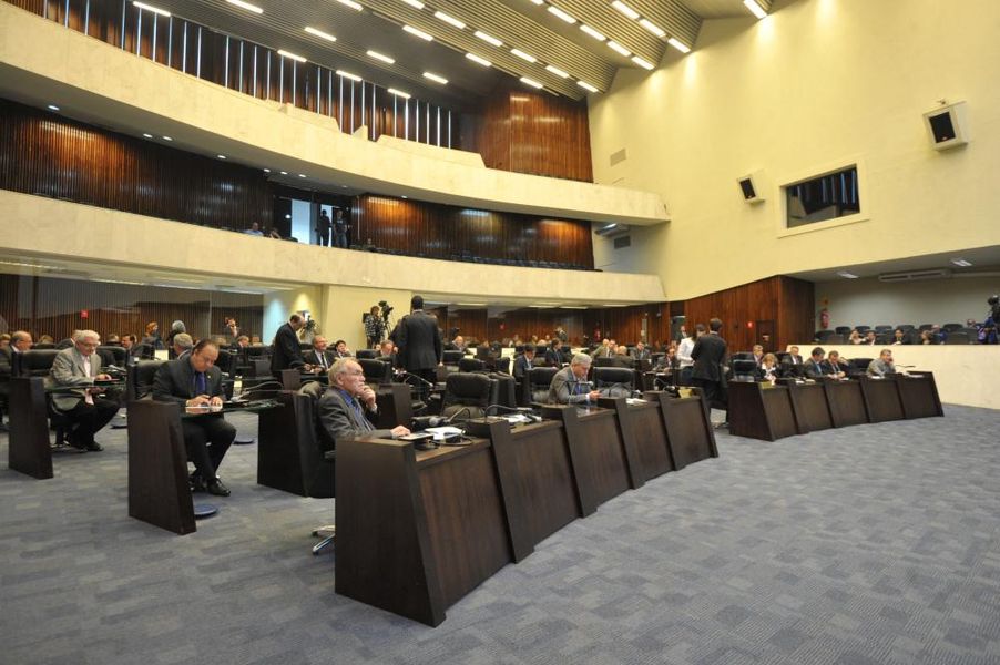 Parlamentares reunidos na sessão plenária desta segunda-feira (07).
