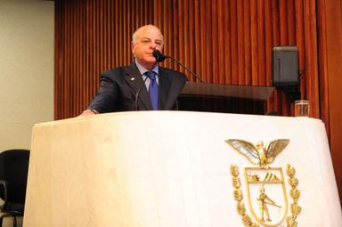 Edson Ramon defende valores da democracia liberal em discurso na Assembleia Legislativa