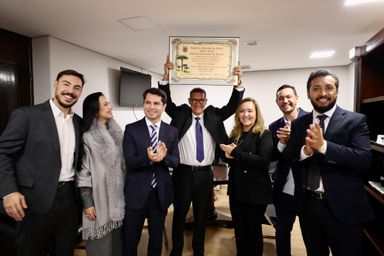 Deputado Adriano José (PSD) entrega Título de Cidadão Benemérito do Paraná a Carlos Henrique Pinto